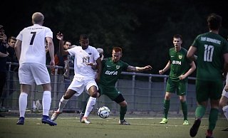 Zweikampf zur Abendstunde: Sennes Christopher Blome behauptet sich im Zweikampf mit Dornbergs Marcel Kranzioch (Mitte). - Sarah Jonek