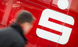 Mitarbeiter der Sparkasse werden am Dienstag zum Streik aufgerufen. - Julian Stratenschulte/dpa