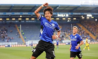 Im August 2022 bejubelt Masaya Okugawa einen Treffer für Arminia Bielefeld im Zweitliga-Heimspiel gegen Eintracht Braunschweig. Rechts: Robin Hack. - Oliver Krato