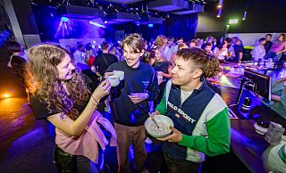 Der erste „Morning Rave“ in Bielefeld lockte auch Jolin Begemann (l.), Nikolai Rupp und Leon Bromback ins Stereo am Boulevard. - Sarah Jonek