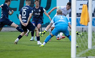 Tolle Szene: Aleksandar Kandic (r.) bereitet auf der linken Angriffsseite mustergültig die Gütersloher Führung zum 1:0 vor. - Kamil Wilkowski
