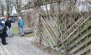 Matthäus Janczyk vom Amt für Umweltschutz und Grünflächen der Stadt Paderborn (2. v. r.) erklärt den Ausschussmitgliedern, dass diese Pergola abgerissen wird. - Holger Kosbab