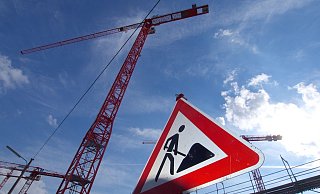 «Das Bauen der Zukunft muss deutlich digitaler, standardisierter und damit kosteneffizienter werden», sagt BayWa-Manager Steffen Mechter. - Carsten Hoefer/dpa