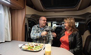 Einige Restaurants in ganz Deutschland bietet mittlerweile Wohnmobil-Dinner an - die Wohnmobil-Fans tauschen sich in den Sozialen Netzwerken aus.  - Symbolfoto/picture alliance