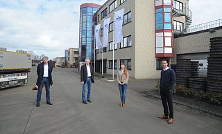 Bert Honsel, Michael Kintzel, Victoria Hoffmann und Marc Mateika stellten die Aktion zugunsten der Rahdener Betriebe und der "Helden des Alltags" vor. - Joern Spreen-Ledebur