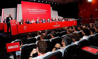 Luis Rubiales (l) hatte am vergangenen Freitag einen Rücktritt als Präsident des spanischen Fußballverbandes abgelehnt. - Rfef/EUROPA PRESS/dpa