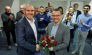 Partei- und Fraktionsvorsitzender Andreas Schröder (l.) gratuliert: Philipp Knappmeyer (40) ist seit viereinhalb Jahren im Dienst der Stadt Lübbecke. - SPD-Stadtverband Partei- und Fraktionsvorsitzender Andreas Schröder (l.) gratuliert: Philipp Knappmeyer (40) ist seit viereinhalb Jahren im Dienst der Stadt Lübbecke. - SPD-Stadtverband
