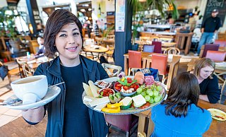 Fatos Özkan Thiel ist seit zwei Jahren Betriebsleiterin in der Finca. Hier präsentiert sie eine bunte Auswahl vom Frühstück und ihren cremigen Café. - Barbara Franke