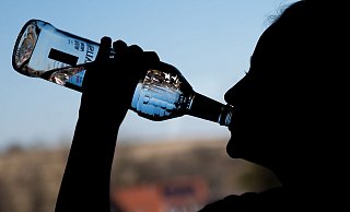 Insbesondere Jugendliche sind den Angaben nach besonders von Alkoholmissbrauch betroffen. (Symbolbild) - Silas Stein/dpa