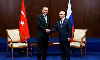 Handschlag: Der türkische Präsident Recep Tayyip Erdogan und sein russischer Amtskollege Wladimir Putin. - Vyacheslav Prokofyev/Pool Sputnik Kremlin/AP/dpa