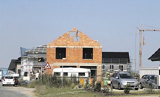 Folgekosten: Die Preise für gebrauchte Immobilien steigen auch in Leopoldshöhe deutlich an. Je nach Ausstattung müssen auch für ältere Häuser bis zu 300.000 Euro gezahlt werden. Hinzu kommen noch die Modernisierungskosten. - Thomas Dohna