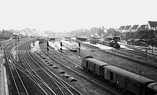 Der Löhner Bahnhof und der Personenbahnhof vom Stellwerk aus gesehen, Aufnahme von 1958/59. - Stadtarchiv Löhne