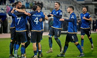 Florent Muslija (2. v. r.) feiert mit seinen Teamkollegen den Siegtorschützen Milot Rashica (Rückennummer 7), der soeben das 1:0 für den Kosovo erzielt hat. - AFP