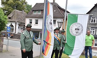 Gilde-Kommandeur Thomas Wiesemann (v. l.), Schützenkönig Frank Wiesemann, Hauptmann Alfred Micus, Gilde-Sprecher Thorsten Stein und der ehemalige Schützenkönig Andreas Hirt hatten bereits zuvor die Schützenfahne gehisst. - Thomas Kube