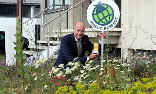 Alles für die Insekten: Hans-Dietrich Reckhaus in einer der unternehmenseigenen insektenfreundlichen Ausgleichsflächen. Mit „Insect Respect" hat er ein Gütesiegel für einen respektvollen Umgang mit den Sechsbeinern entwickelt.  - Wolfgang Rudolf