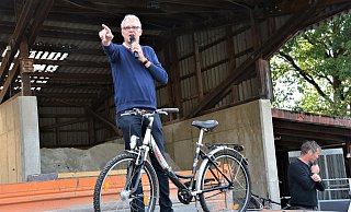 Auktionator: Klaus Lüke übernimmt erstmals die Versteigerung der Fundsachen. - Karin Prignitz
