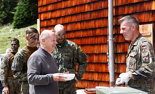 Beim Besuch auf der Reiteralpe zeigt sich Kanzler Scholz zuversichtlich und sieht die Truppe gut gerüstet für die Zukunft. - Alexandra Beier/AFP POOL/dpa