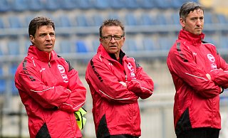 Arminia Bielefelds Trainergespann in der Saison 2014/15: Chefcoach Norbert Meier (M.) mit seinen Assistenten Efthimios Kompodietas (r.) und Uwe Speidel. - Christian Weische