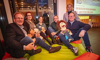 Dieter Haase (Kirchengemeinde), Ina Salinger-Reynolds, Melanie Thomys (beide Kita Abenteuerland), Pfarrer Volker Gravemeier, Diana Strohbücker (Jugendamt) und Bezirksbürgermeister Lars Nockemann in der Kuschelecke der Kita-Notgruppe im Gemeindehaus. - Mike-Dennis Müller