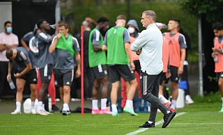 Für Trainer Stefan Kuntz und Deutschlands Olympia-Fußballer geht es in Japan gleich mit einem richtigen Hammer los. - Foto: Arne Dedert/dpa