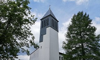 Die katholische St.-Raphaels-Kirche ist das modernste Gebäude unter den Gotteshäusern. Sie wurde 1960 errichtet. - Ingrun Waschneck