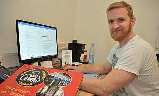 Daniel Wölke hat neben den handwerklichen Aufgaben als Bäckermeister eine Menge an Büroarbeit zu erledigen. Vor ihm auf dem Schreibtisch liegt ein von Engelbert Kruse gestalteter Bildband über die Bäckerei Wölke. - Karin Prignitz