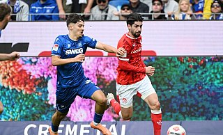 Der 1. FC Kaiserslautern um Semih Sahin (r) hat das Derby gegen den Karlsruher SC um Rafael Pinto Pedrosa (l) für sich entschieden. - Uli Deck/dpa