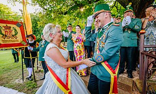 Schützenkönig Sascha Koch und Schützenkönigin Alexandra Röver bei ihrem ersten gemeinsam Auftritt im Juli 2024. - BESIM MAZHIQI