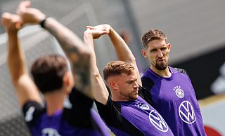 Robert Andrich (r) beim Nationalmannschafts-Training mit Kapitän Joshua Kimmich (M). - Daniel Karmann/dpa
