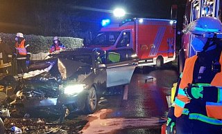 Bei einem Frontalzusammenstoß in Steinhagen hat es mehrere Verletzte gegeben. - Andreas Eickhoff