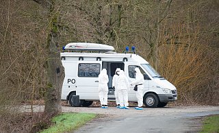 Mitarbeiter der Kripo, Spurensicherung und Rechtsmedizin in weißen Schutzanzügen arbeiten seit dem Morgen am Fundort. - Christian Mathiesen