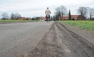 Der namenlose Stichweg, hier auf einem Foto aus dem Februar 2019, sollte laut UfR-Antrag zur Einbahnstraße zwischen Weher Straße und Stellerloh werden. Der Zustand des Stichwegs war nun Thema bei einer Verhandlung vor dem Amtsgericht Rahden. - Joern Spreen-Ledebur