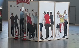 So sieht sie aus: Die Gafferbox wird im Berufskolleg aufgestellt.  - Polizei Paderborn