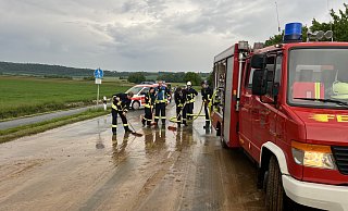 Um eine verschlammte Fahrbahn kümmerten sich diese Einsatzkräfte bei Lütmarsen. - FFW Höxter