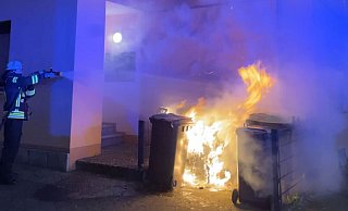 Die mutmaßlich angezündete Mülltonne stand direkt an einem Wohnhaus. - Charlotte Mahncke
