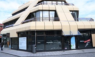 Für das lange leer stehende Gebäude am Königsplatz ist ein Nachmieter gefunden: Es wird ein Café. - Holger Kosbab