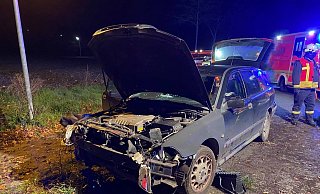 Der Mann musste aus dem Wagen befreit werden. - Feuerwehr Hüllhorst