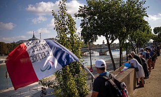 Die Begeisterung der Zuschauer hält auch während der Paralympics in Paris an. - Emilio Morenatti/AP/dpa