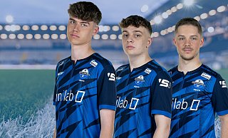 Das E-Sport-Team des SC Paderborn um (v. l.) Jonas „Jonny" Wirth, Jamie „Chaser" Bartel und Daniel „coach_pommes" Elit darf vom deutschen Meistertitel träumen. - SC Paderborn 07