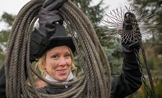 Schornsteinfegen wählen nach wie vor nur wenige Frauen zum Beruf. - dpa