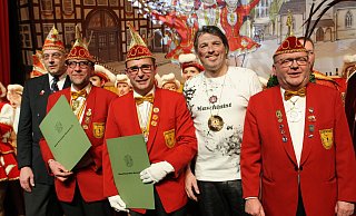 Rolf Schröder zeichnet Christof Bertram und Thomas Wook mit dem Silberorden des Bundes Deutscher Karneval (BDK) aus. Andreas Schwarze erhält von Eintracht-Chef Peter Josephs den Orden des unbekannten Spenders (v.l.). - Regina Brucksch