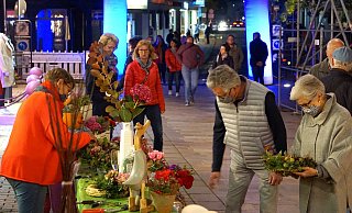 Als Ersatz für verkaufsoffene Sonntage gab es im Oktober in Lübbecke ein Late-Night-Shopping mit Lichteffekten an einem Freitagabend. Der geplante lange Einkaufsabend „Lübbecker Lichter“ musste wegen des Lockdowns abgesagt werden. - Michael Grundmeier