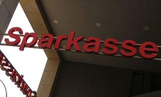 Die Sparkasse Paderborn-Detmold schließt vorerst zahlreiche Filialen. - Themenbild: Jan-Henrik Gerdener
