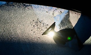 Autoscheiben sollten vor Fahrtbeginn immer freigekratzt werden. Denn es nicht zu tun, kann schwerwiegende Folgen - wie beim aktuellen Fall aus Enger. - Julian Stratenschulte/dpa