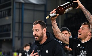 Arminia Bielefelds Joel Grodowski verpasst seinem Trainer Mitch Kniat die wohlverdiente Bierdusche. - Teresa Kroeger