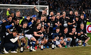 Die Pokalhelden haben sich zum Siegerfoto aufgestellt. Arminia Bielefeld steht im Finale. - Teresa Kroeger