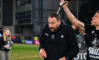 Arminia Bielefelds Trainer Mitch Kniat bekommt eine Bierdursche von Joel Grodowski. Spott und Häme über Social Media hingegen wurden über Leverkusen vergossen. - Teresa Kröger