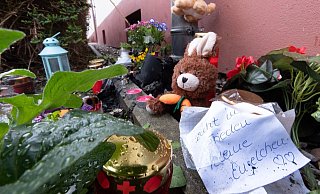 Vor dem Haus an der Ziegelstraße haben Trauernde Kuscheltiere, Kerzen und Blumen hinterlassen. Die Mutter, deren Kinder in ihrer Wohnung ermordet wurden, wird nie mehr in das Haus zurückkehren. - Dennis Angenendt