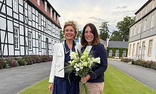 Vorstandswechsel: Annabelle Gräfin von Oeynhausen-Sierstorpff (l.) übergibt nach der Wahl den Staffelstab an Monika Sude, neue Vorsitzende der Diotima-Gesellschaft. - Ugos
