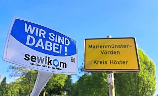 In Marienmünster stimmt es tatsächlich: Die Sewikom wird den versprochenen Glasfaserausbau umsetzen. In Nieheim stecken die kleinen Werbeschildchen des Unternehmens auch in sehr vielen Vorgärten. Dennoch wird der Ausbau wohl nichts, wie Bürgermeister Johannes Schlütz erklärt. Foto: Madita Schellenberg - Madita Schellenberg